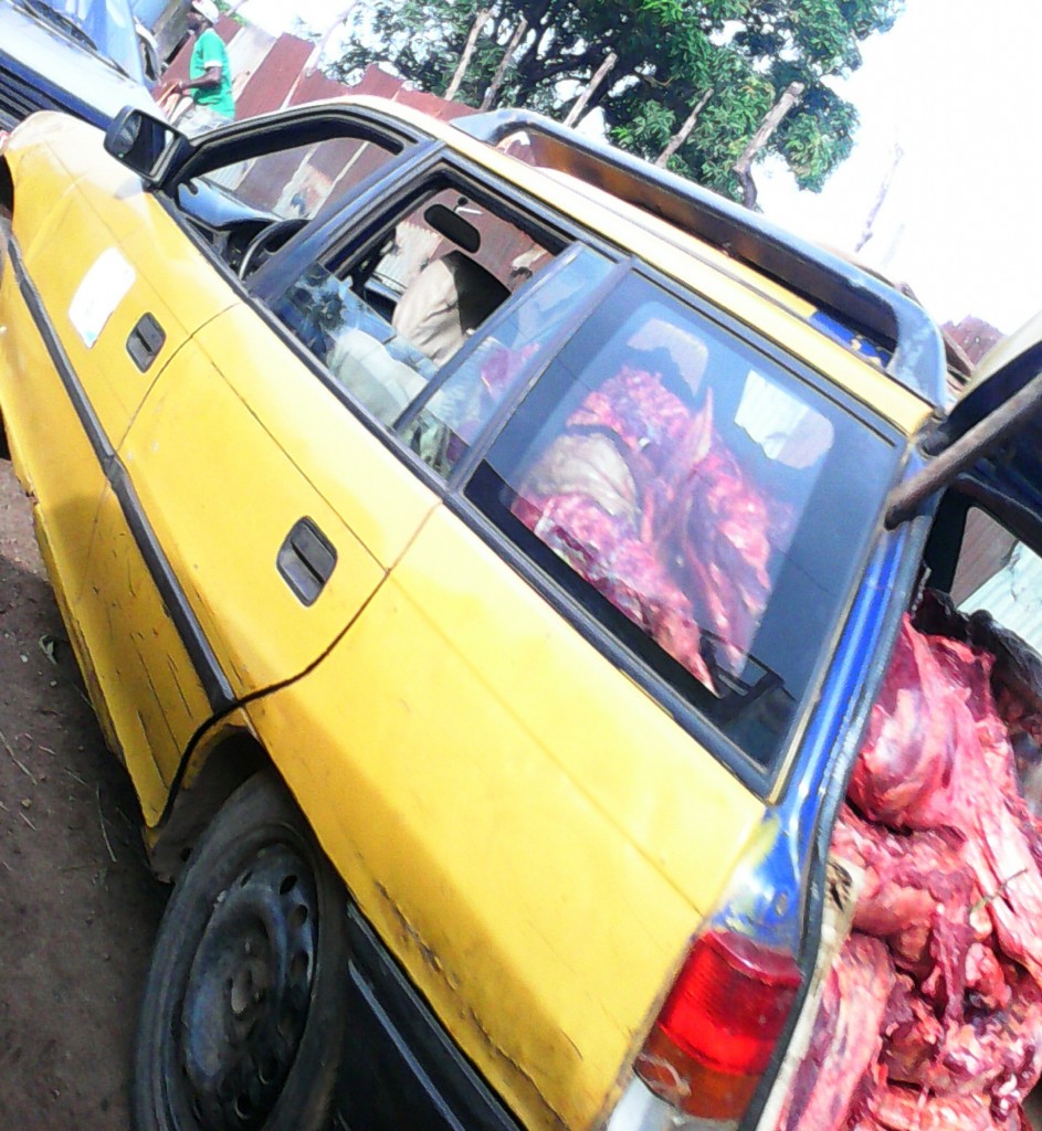 Viandes transportées dans des taxis à destination des marchés. 