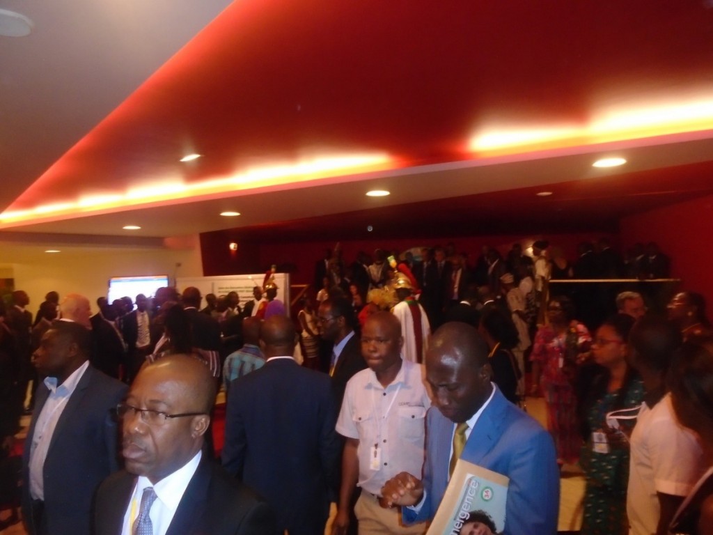 Des participants au sortir du Palais des congrès du SOFITEL IVOIRE